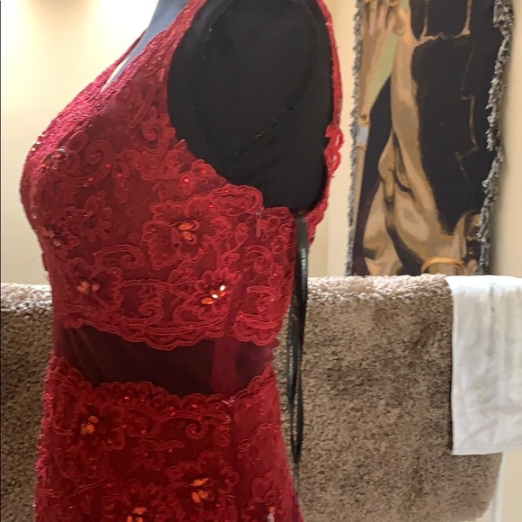 A formal dress - Picture 4 of 4